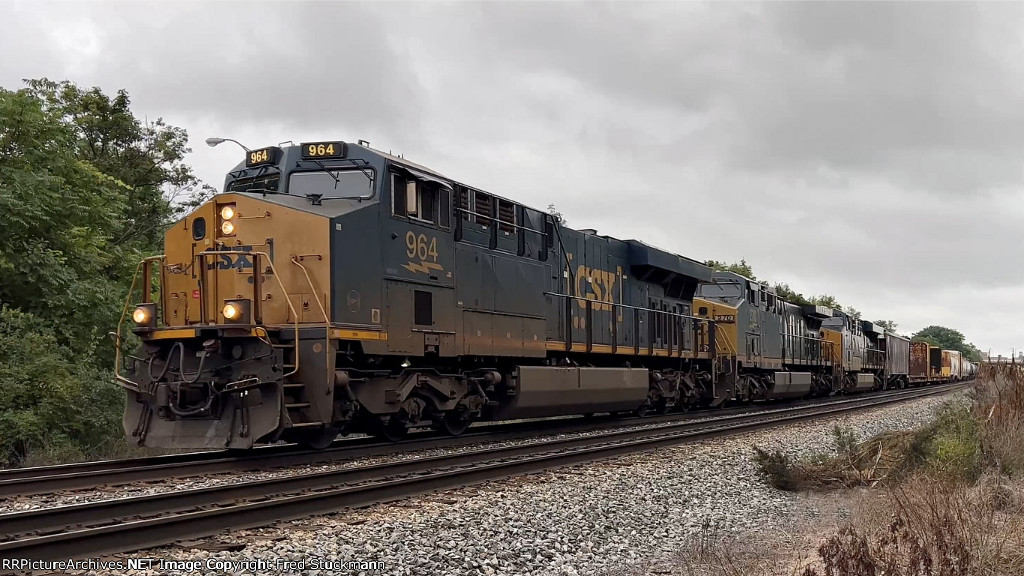 CSX 964 leads M370.